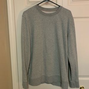 Men’s M crewneck sweatshirt.